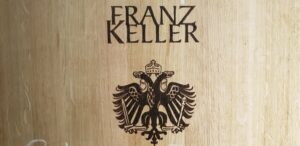 Holzschild "Franz Keller" mit Adler-Motiv.