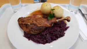 Entenkeule mit Rotkohl und Klößen.