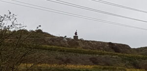 Statue und Vögel auf Hügelkuppe