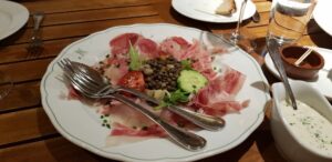 Antipasti-Teller mit Schinken und Linsen