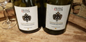 Zwei Flaschen Franz Keller Wein.