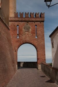 Alt-Text: Historisches Tor mit Wappen und Laterne.