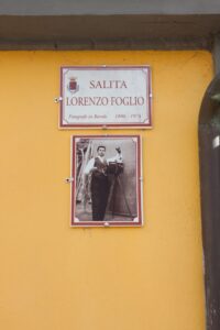 Gedenktafel und Foto von Lorenzo Foglio.