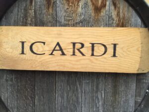 Holzschild mit Schriftzug "ICARDI".