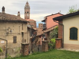 Idyllische italienische Altstadtgasse mit Kirchturm.