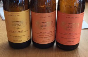 Drei Flaschen Barolo Rotwein 2011.