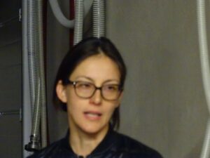 Frau mit Brille in unscharfem Raum