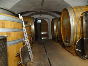 Weinkeller mit großen Holzfässern