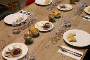 Gedeckter Tisch mit Speisen und Gläsern.