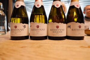 Vier Flaschen Rathfinny Sekt aus England.