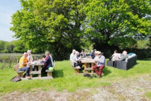 Menschen essen im Freien bei sonnigem Wetter.