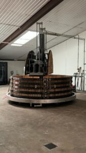 Große, industrielle Weinpressmaschine in Halle.