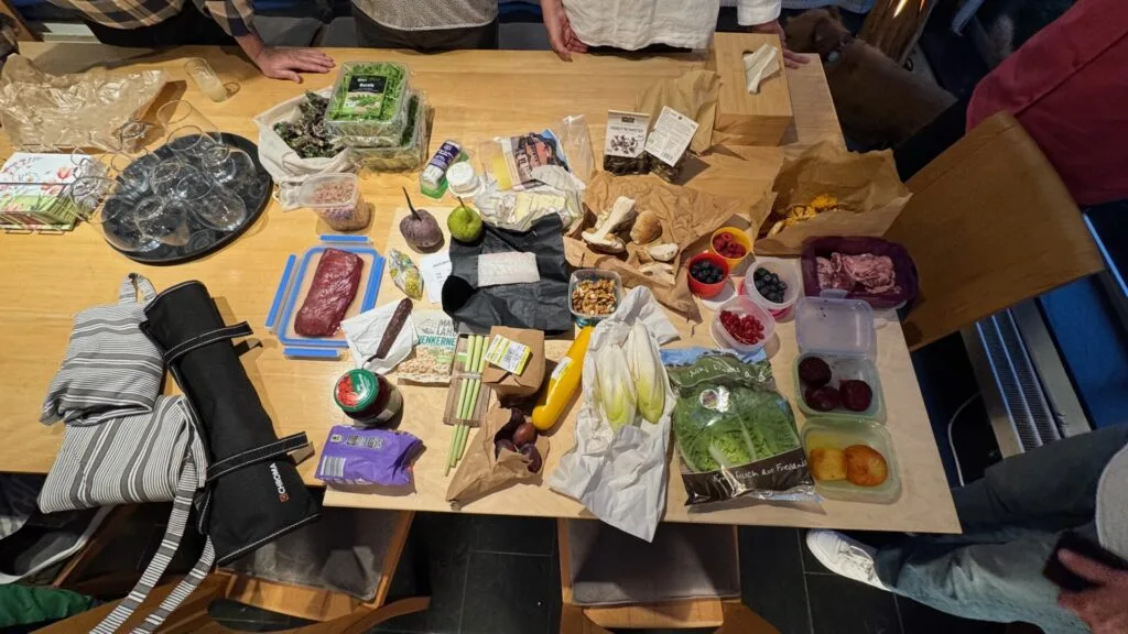 Vielfältiges Essen auf einem Tisch ausgebreitet