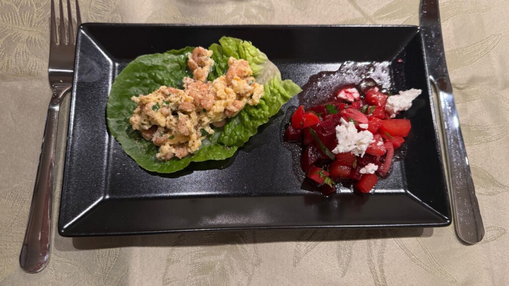 Gericht mit Salat, Krabbensalat und rote Beete